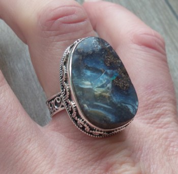 Zilveren ring met Boulder Opaal gezet in bewerkte setting 18 mm